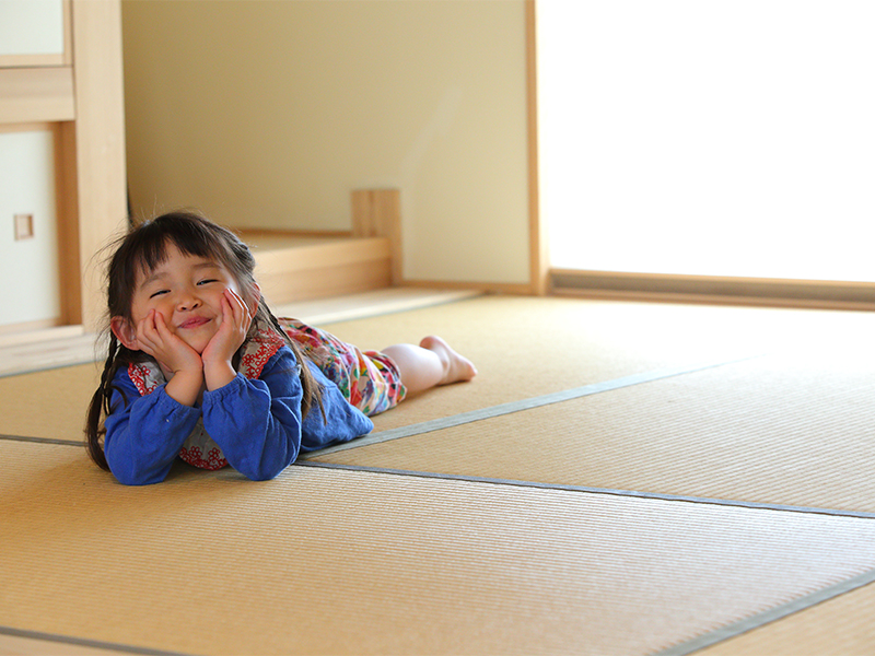 新産住拓の畳の最大の特長は“泥染めをしない”