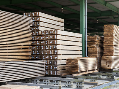 枝葉を切り落として粗挽き製材（1次加工）し、1～2年乾燥させます。