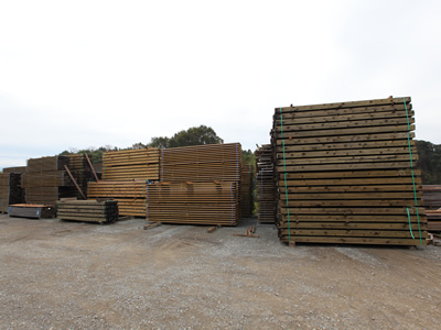 枝葉を切り落として粗挽き製材（1次加工）し、1～2年乾燥させます。