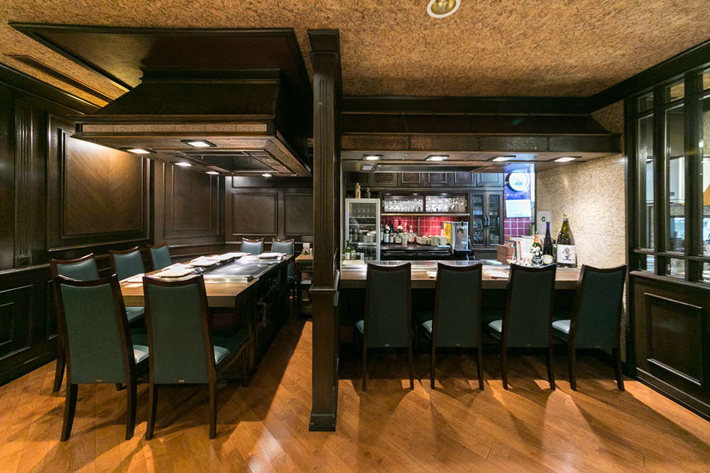 フローリングを明るめの色に変えたことで、店内も明るく落ち着いた雰囲気に