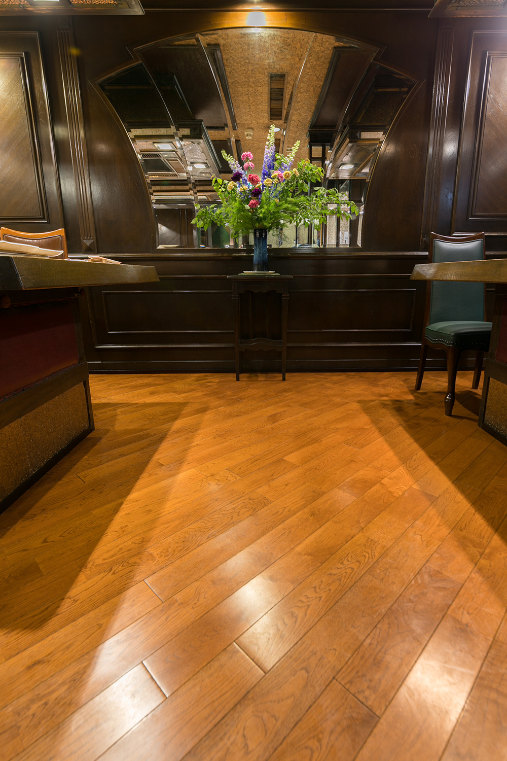 フローリングを明るめの色に変えたことで、店内も明るく落ち着いた雰囲気に