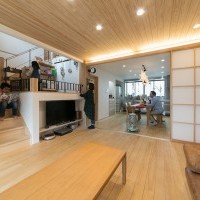家の中心に設けたスキップフロアで明るい雰囲気に