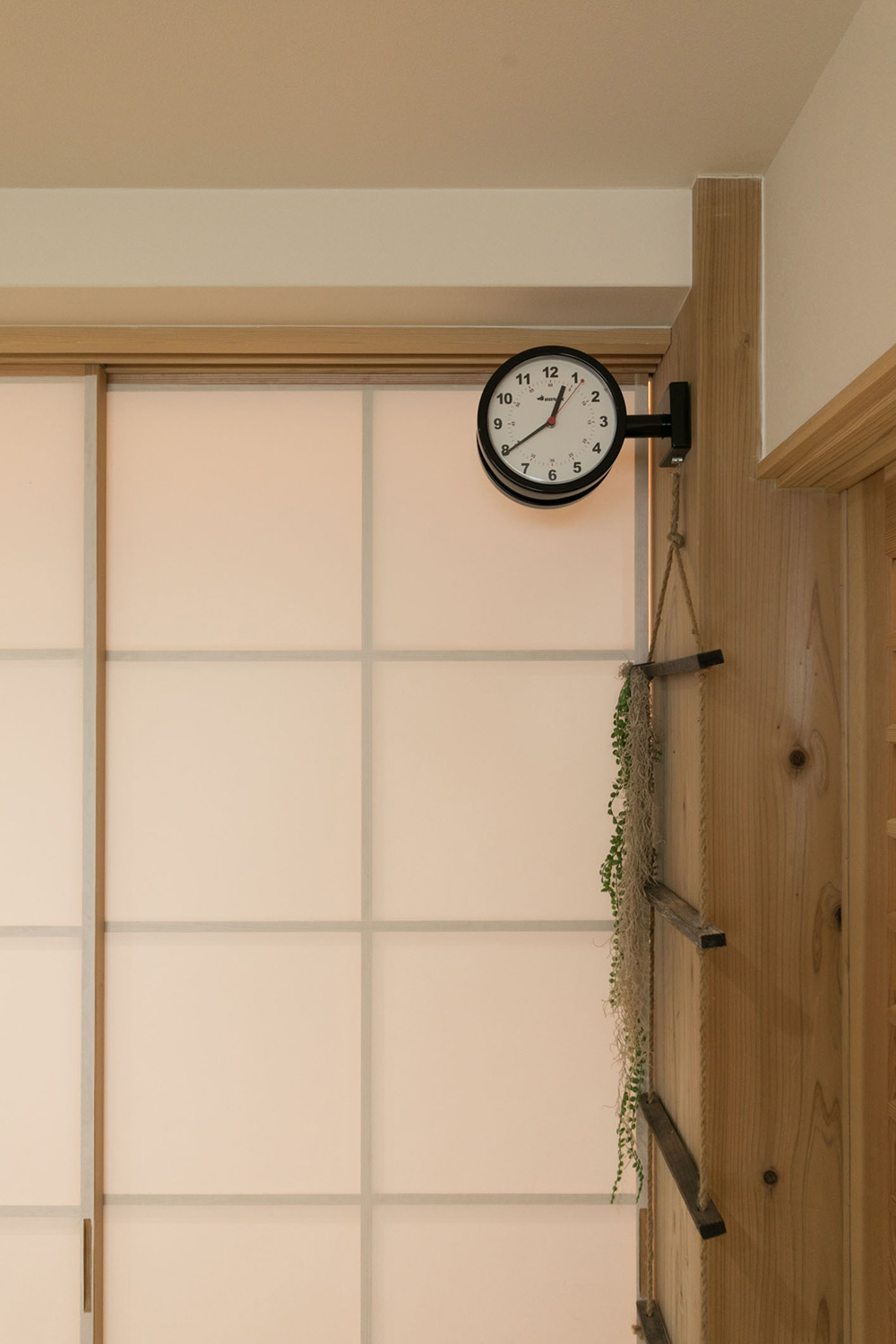 レトロな雰囲気の時計がインテリアのアクセントに