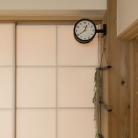 レトロな雰囲気の時計がインテリアのアクセントに