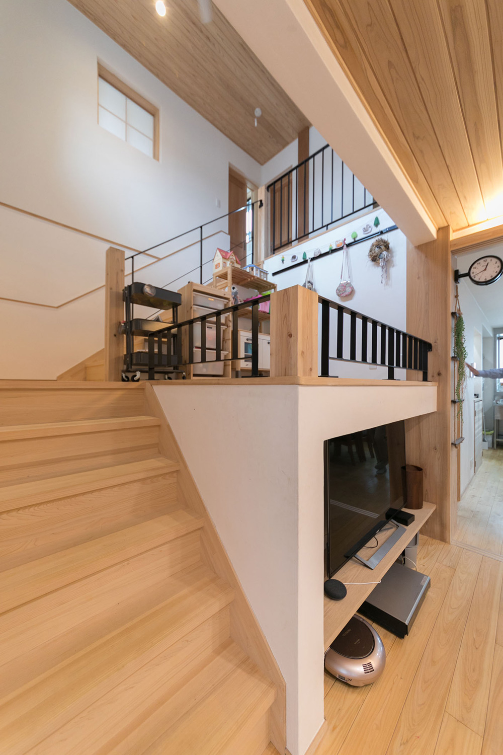 吹き抜けの空間にスキップフロアや収納を設けて、家族団欒の空間に