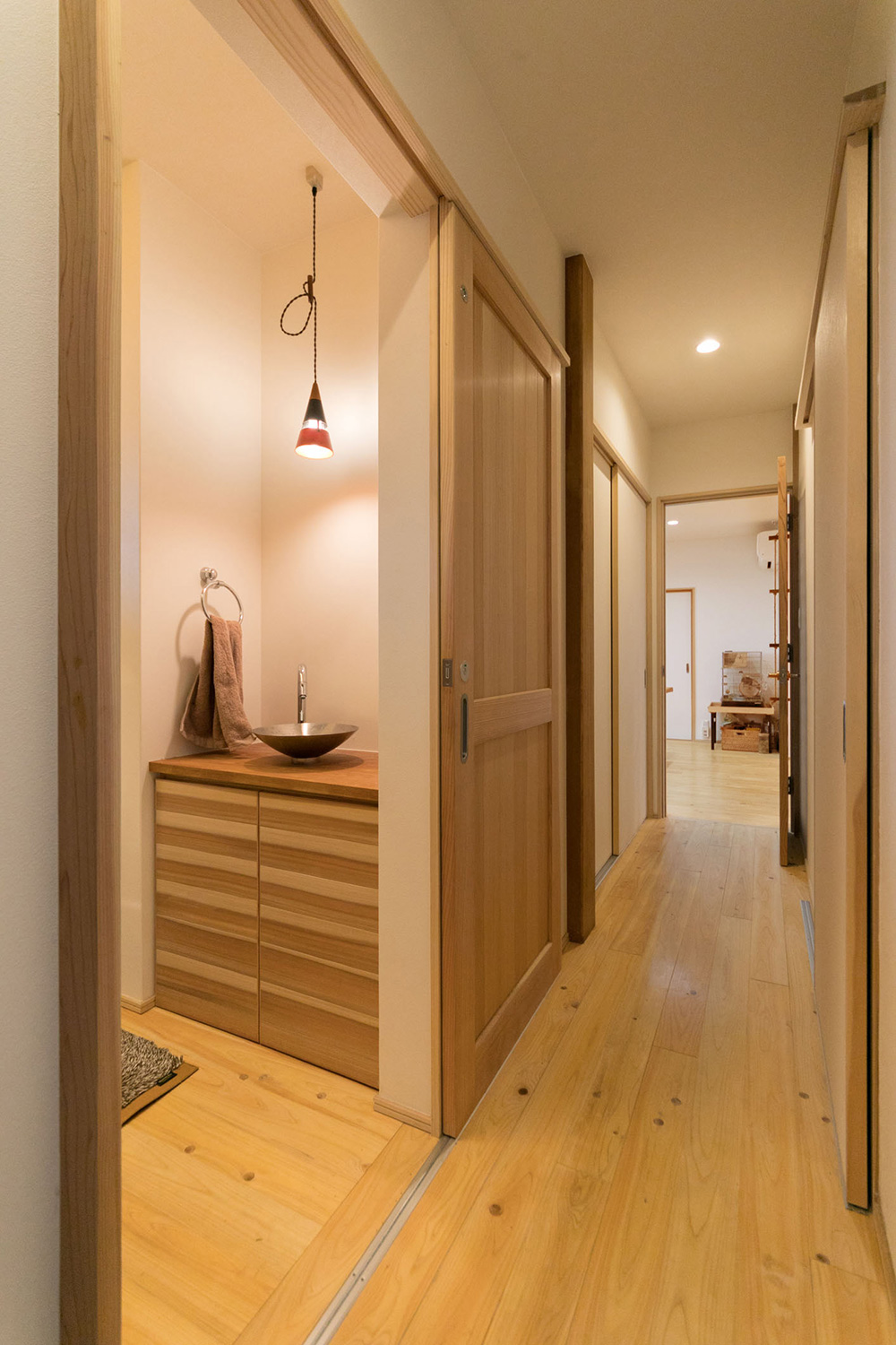 トイレスペースも、造作収納や手洗い場を設けたこだわりの空間