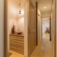 トイレスペースも、造作収納や手洗い場を設けたこだわりの空間