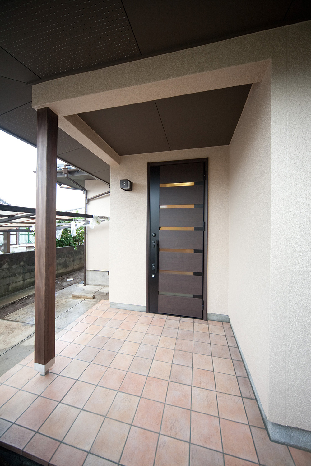 ドアとコーディネートした玄関まわりもモダンな雰囲気に