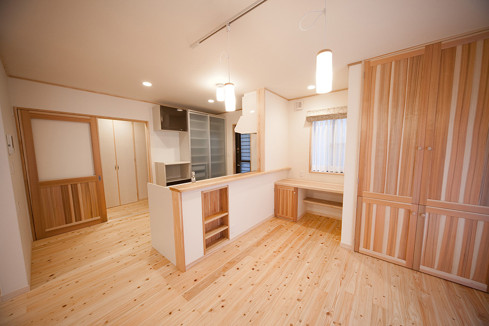 明るく暖かいダイニングキッチンには、大容量の造作収納も