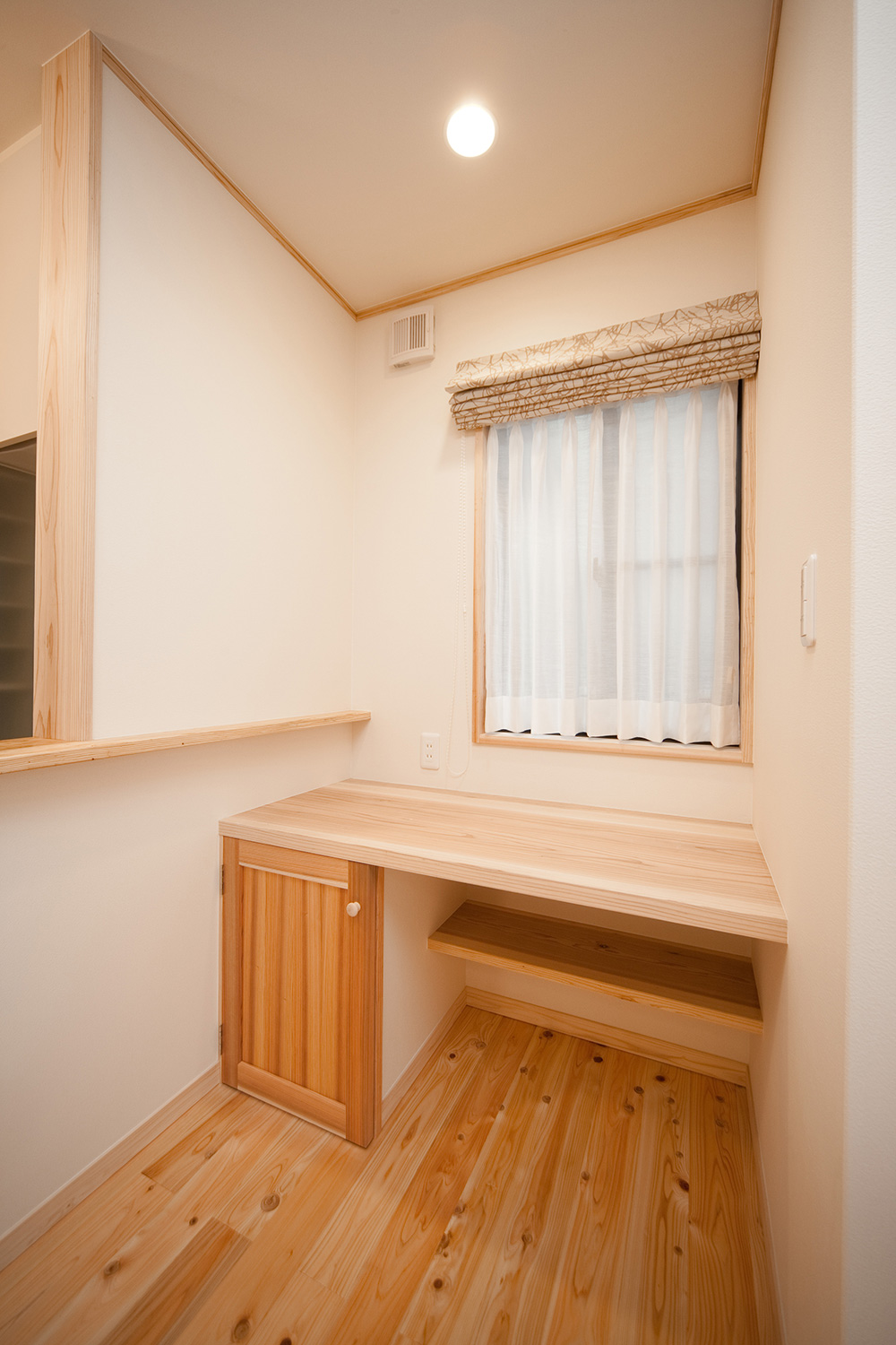 ダイニングには造作のデスクスペースと収納も