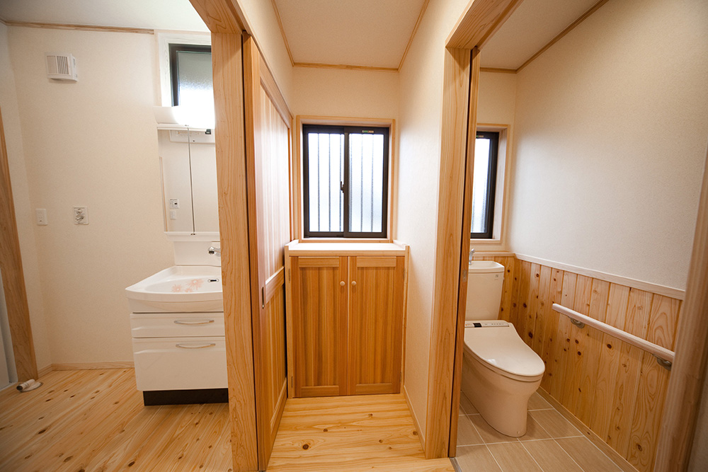 明るく使い勝手の良い洗面・トイレスペース