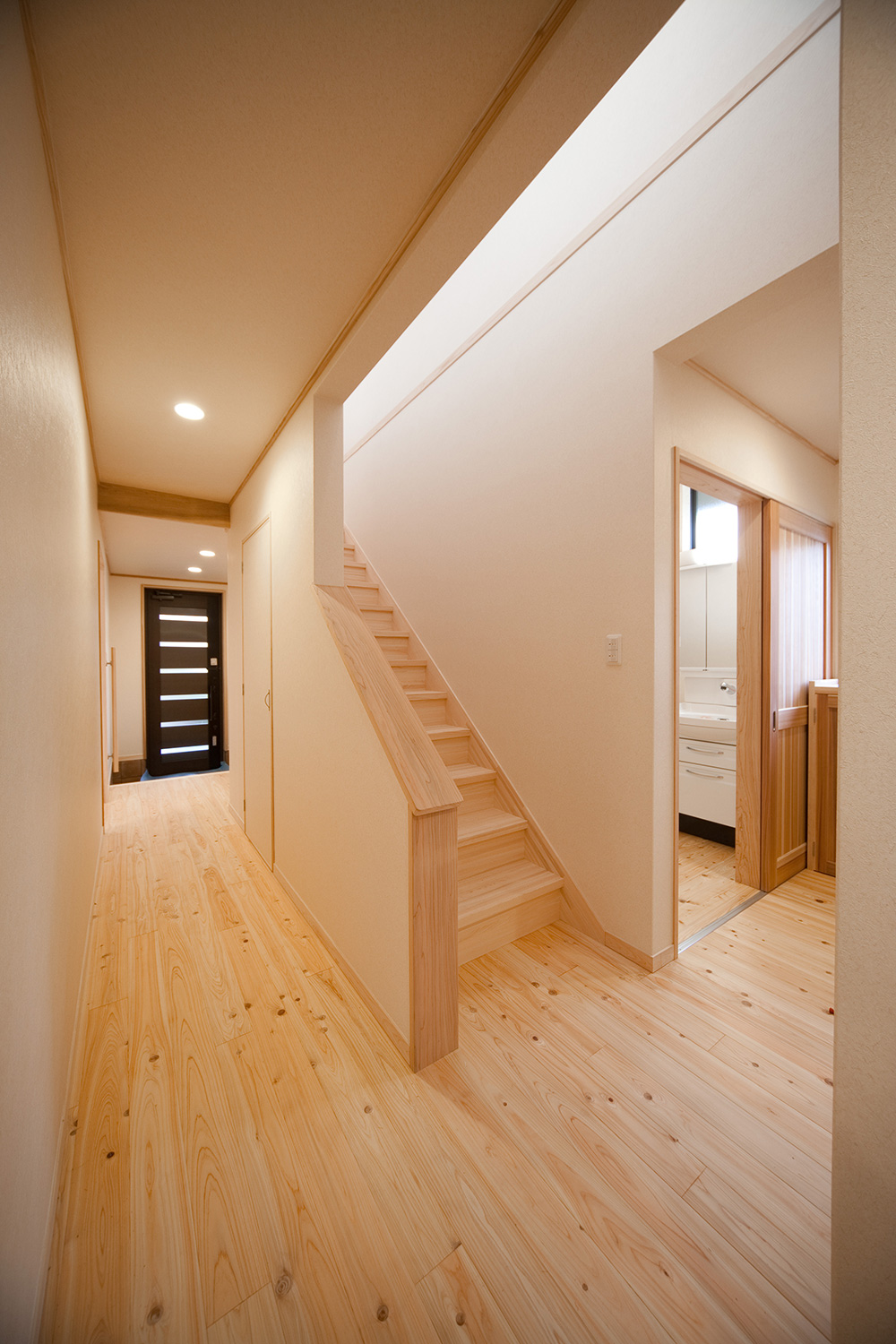 ２階へと続く階段スペースも明るい雰囲気に