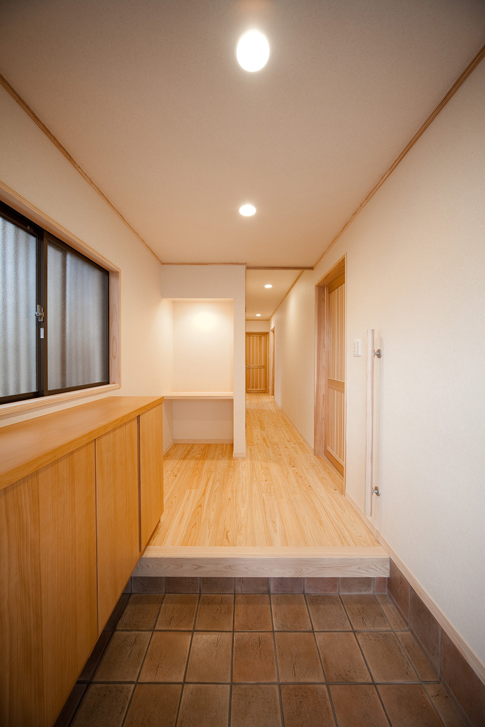 造作収納を設置した玄関はスッキリと明るい空間に