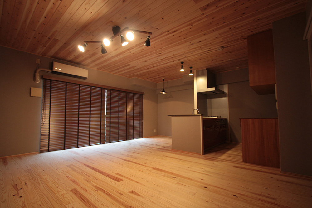 フローリングと天井を無垢材に