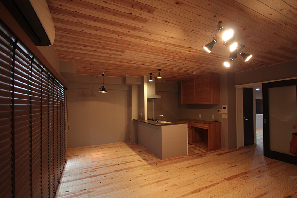 照明やブラインドも雰囲気を統一して落ち着いた空間に