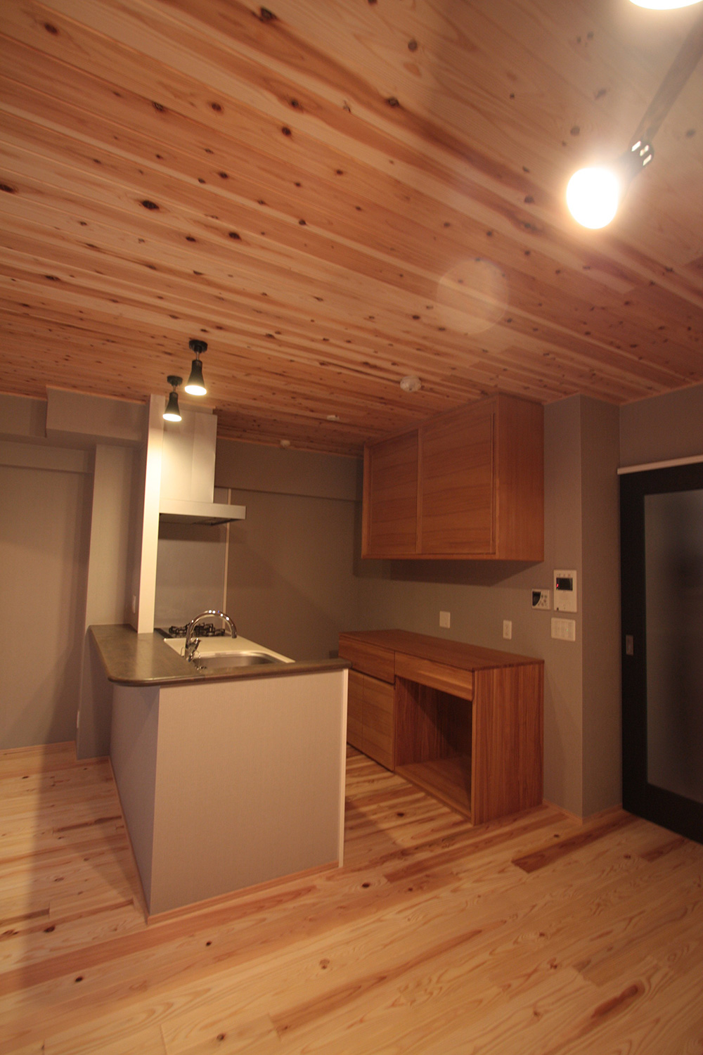 キッチン収納は、オーダーメイドの造作棚