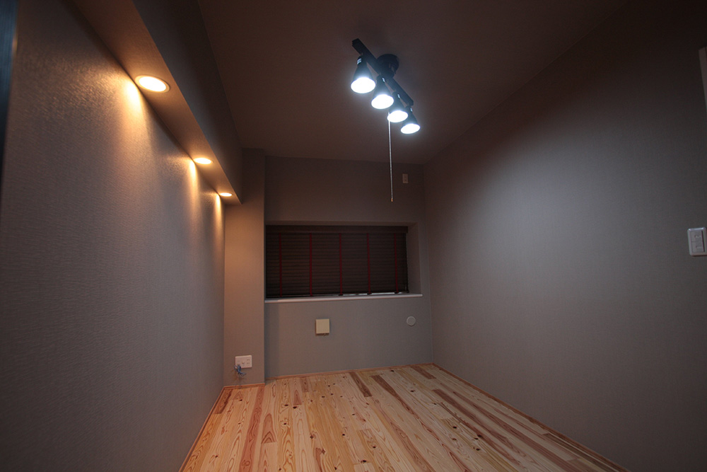 仕事部屋もグレーの壁紙で落ち着いた空間に