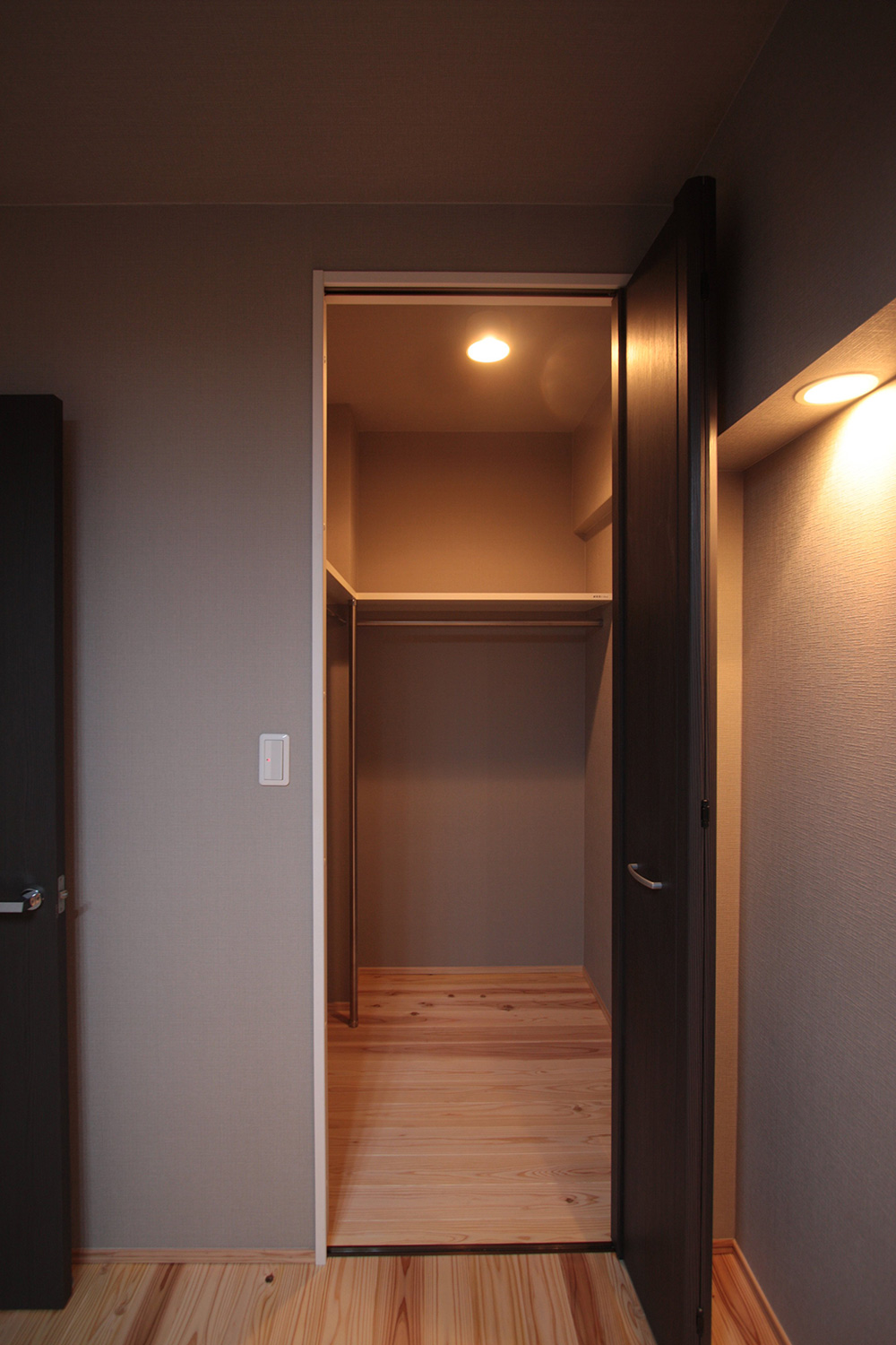 ウォークインクローゼットも無垢材で、調湿効果のある収納に最適な空間へ