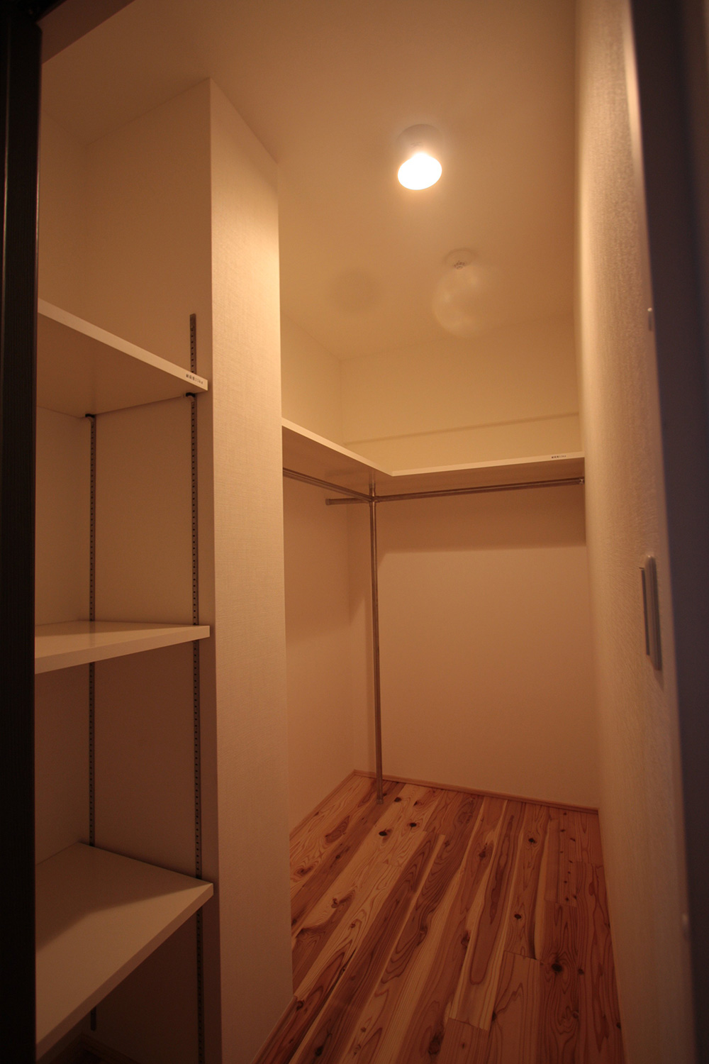 ウォークインクローゼットも無垢材で、調湿効果のある収納に最適な空間へ