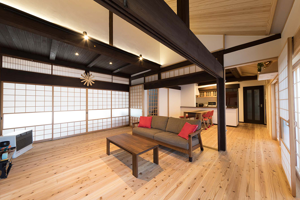 リビングには梁や柱、鴨居を再利用したことで、モダンな空間に