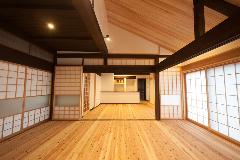 勾配天井を活かして、開放感のある空間に