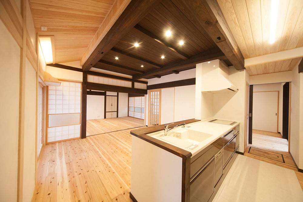 モダンな空間のキッチンは、リビングとの統一感も演出