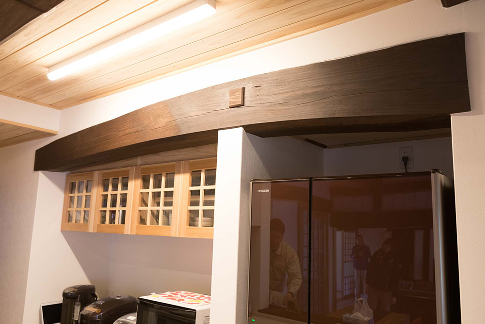 キッチンにも梁を活かしたデザインに
