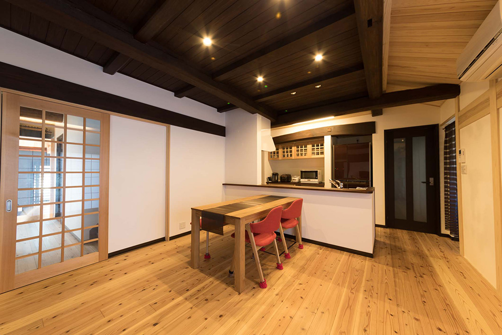 モダンな空間のダイニングキッチン