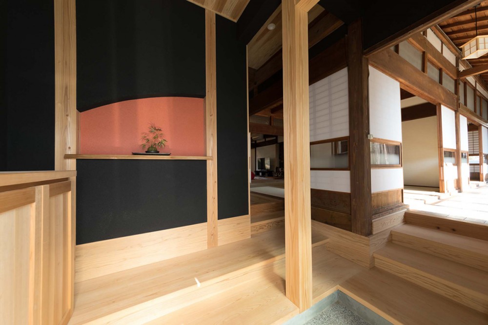 玄関にはアクセントカラーで、洗練された空間に