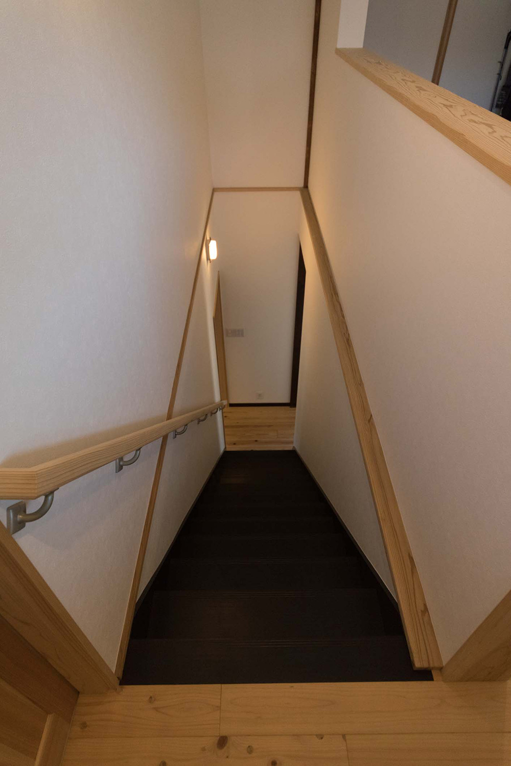 1Fと2Fをつなぐ階段もダークカラーでモダンな雰囲気に