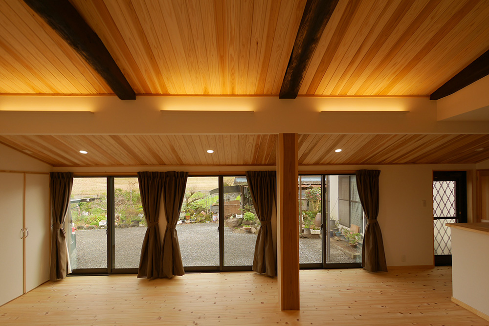 塗装をして再利用した梁がアクセントに