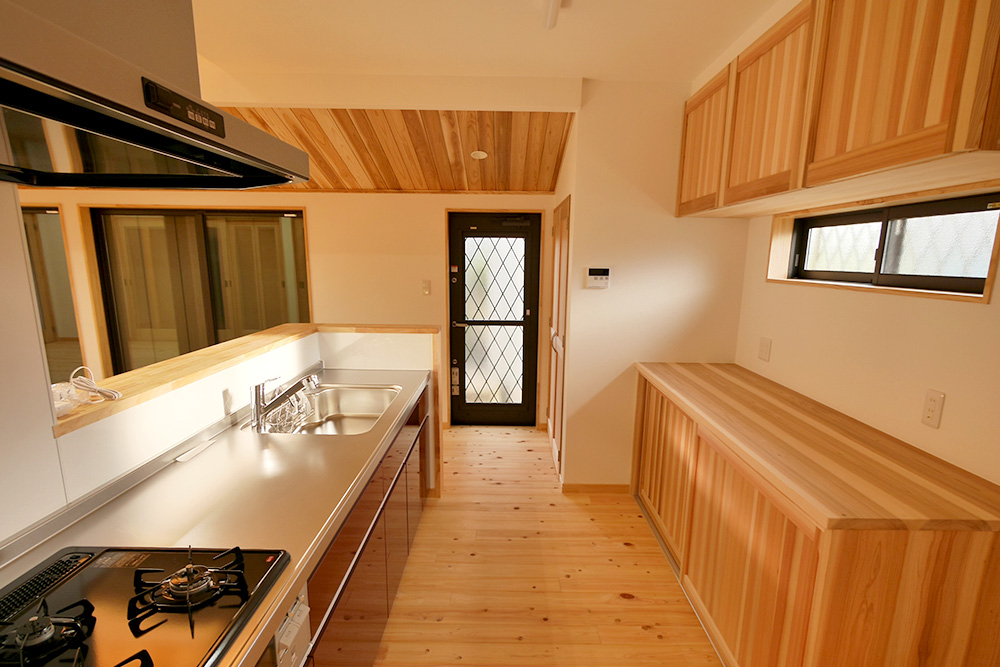 対面キッチンには造作収納