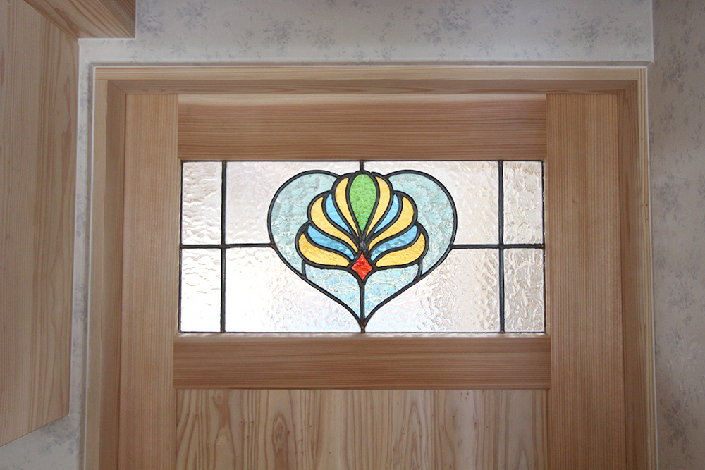 ステンドグラスを配った雰囲気のある造作扉