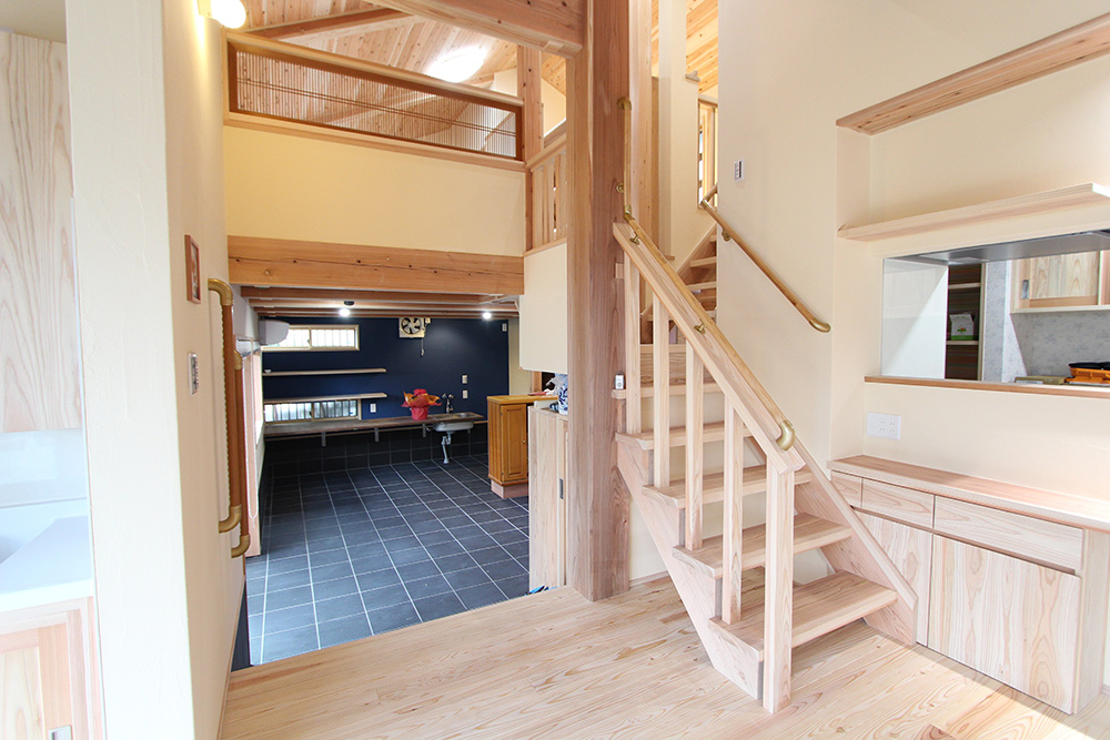 リビング続きの土間は、バイクメンテナンスのスペース