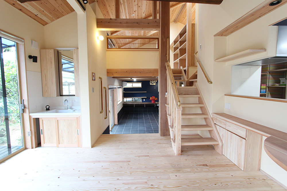 土間とリビングの出入り口に配置した洗面台