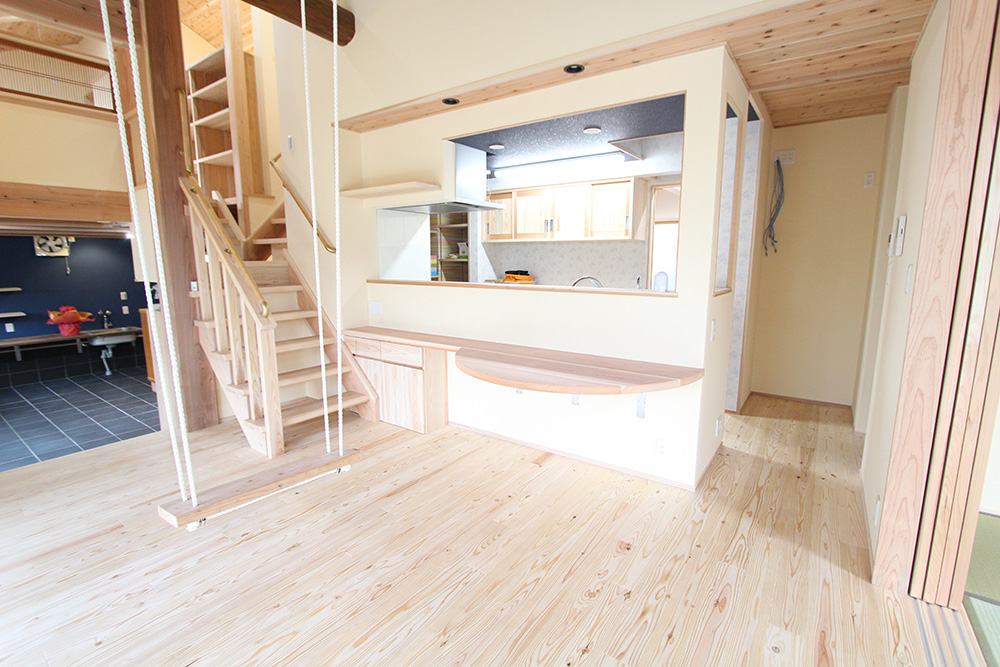 LDKには、木製ブランコも