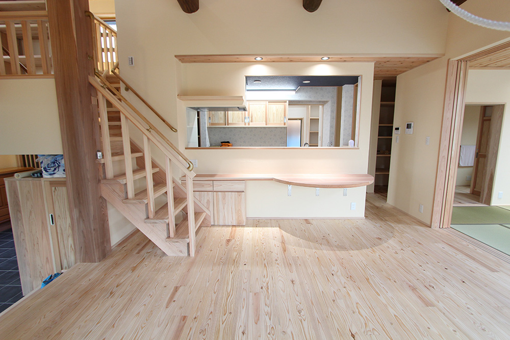 背面にパントリーと造作収納のあるキッチン