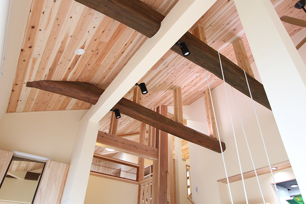 リビングには天井を張らず、梁を見せた仕上げに