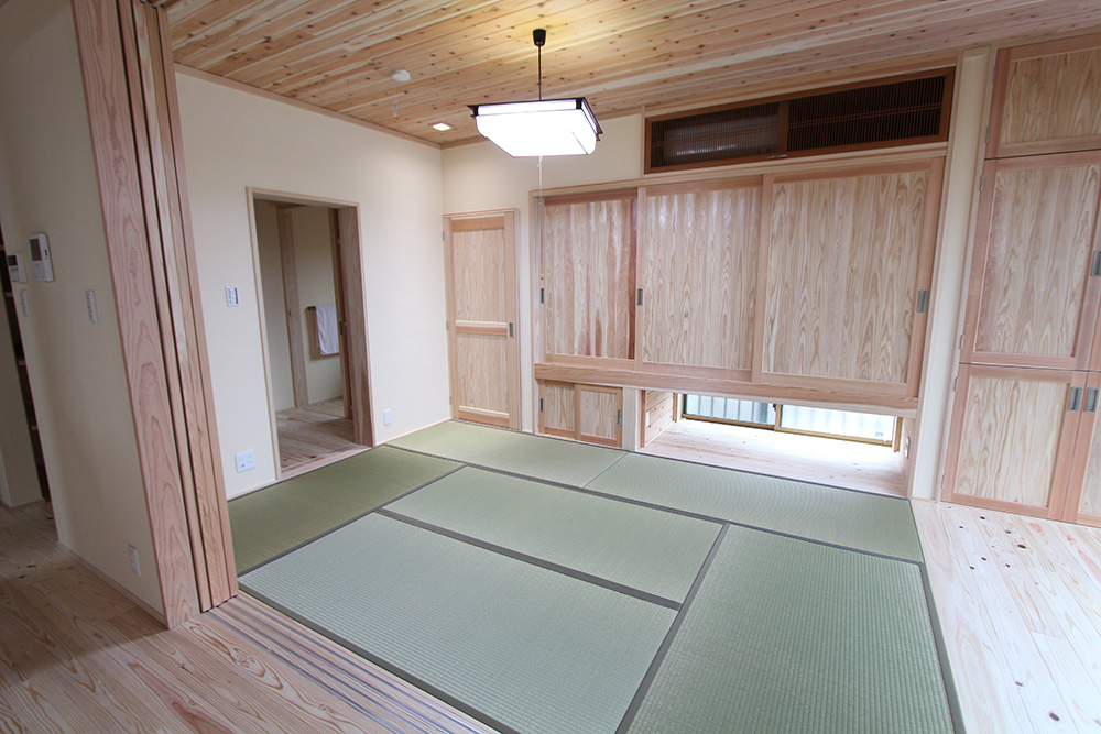 和室にも造作収納を設置