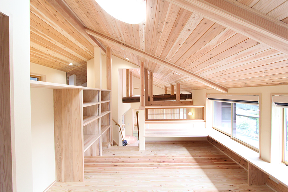 増築した２階部分にも可動棚を設置して収納スペースも確保