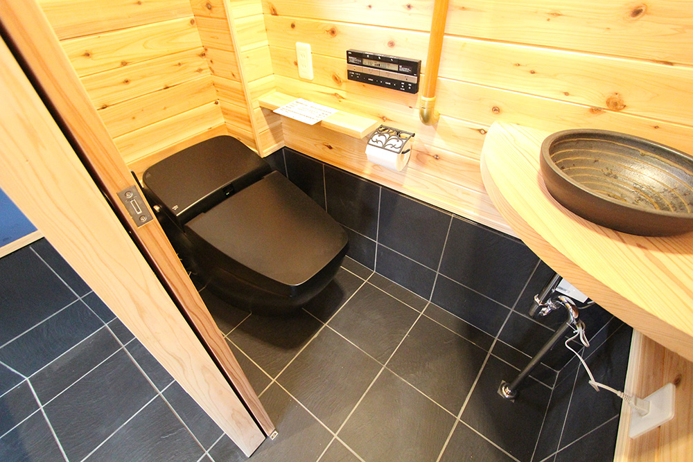 トイレスペースもモダンな雰囲気に