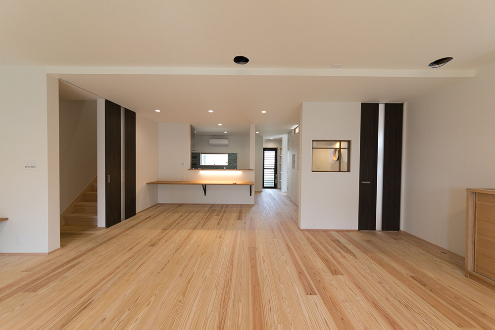 ダイニングとつながっていた和室をなくし、大空間のリビングダイニングに