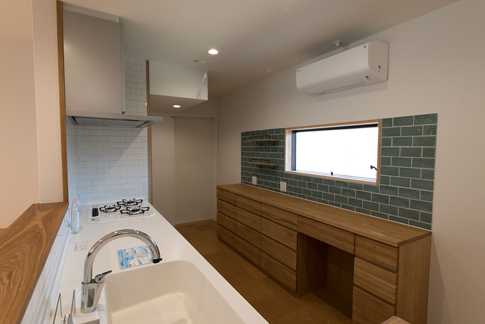 たっぷりの収納が造作されたキッチン