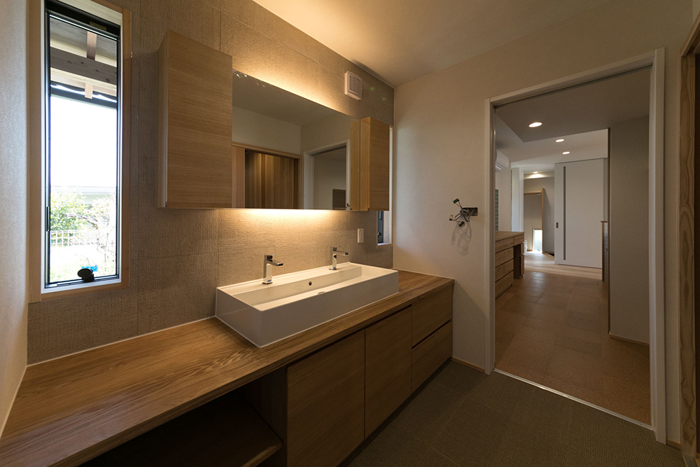 洗面にもたっぷりの造作収納を