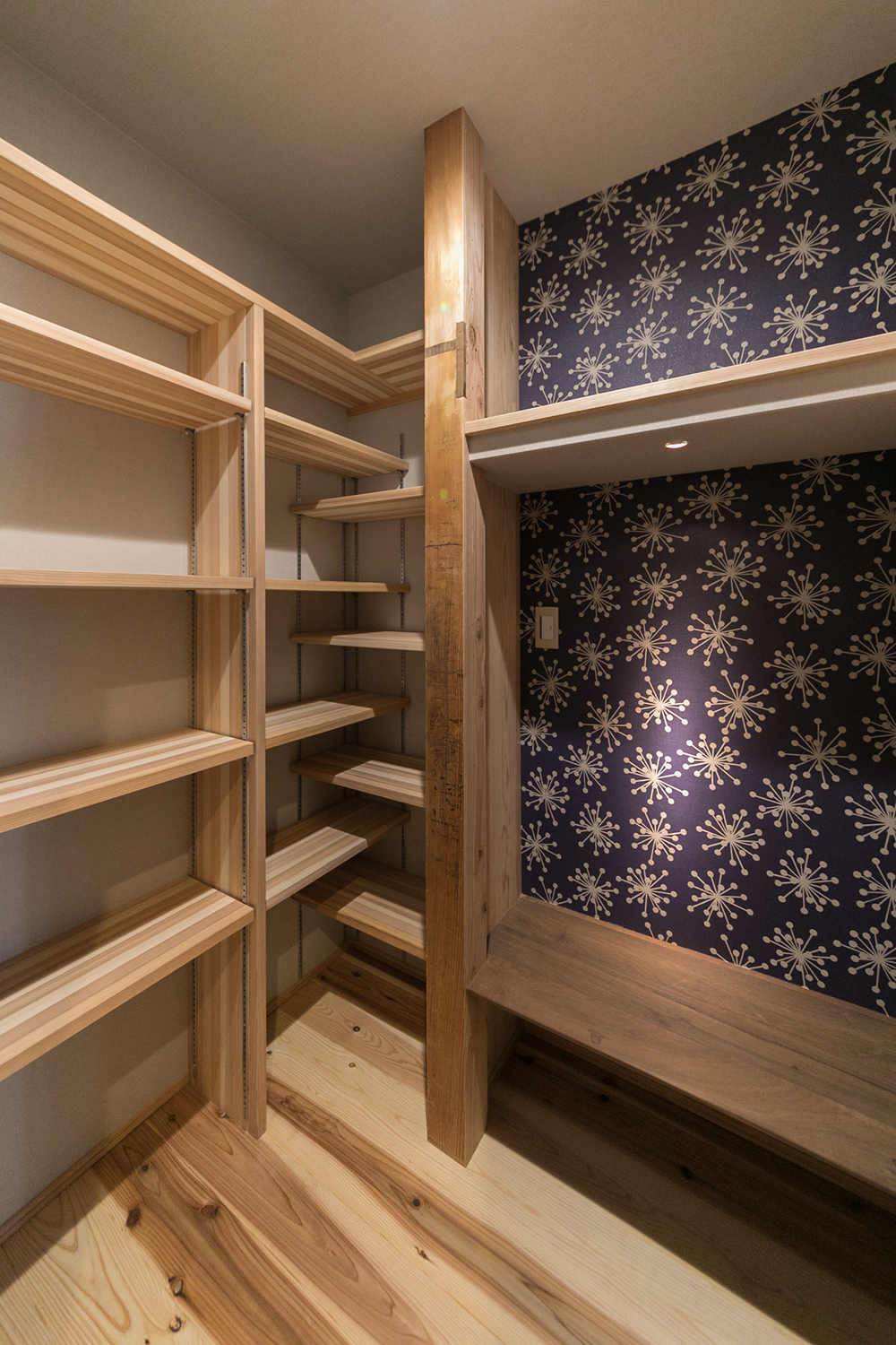 リフォームで空いたスペースを活用した図書室。本棚の間には、幼い頃にＳ様ご兄弟が背丈を刻んだ古い柱を移設