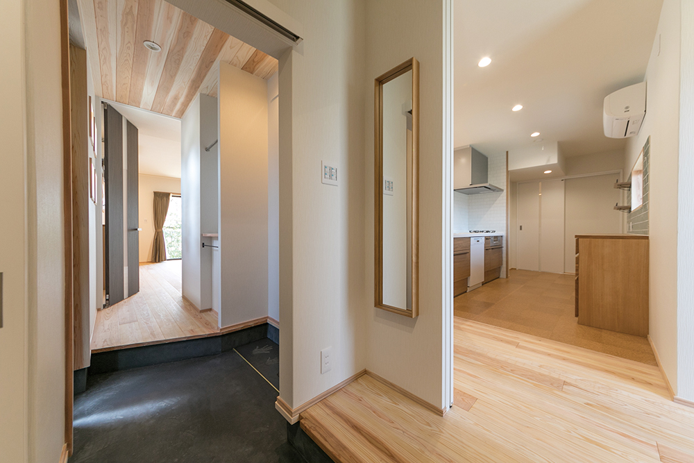 メインの玄関と分けられた家族用玄関は、キッチンよリビングに直結