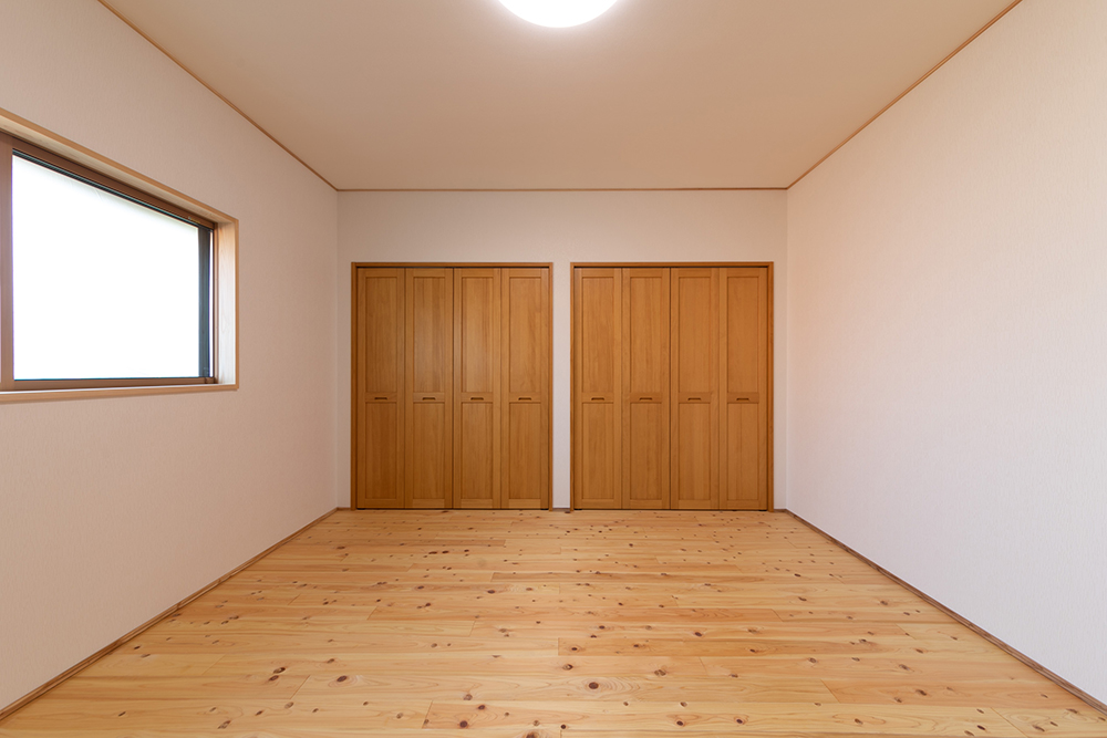 和室から洋室へと生まれ変わった一室には、大容量のクローゼットを