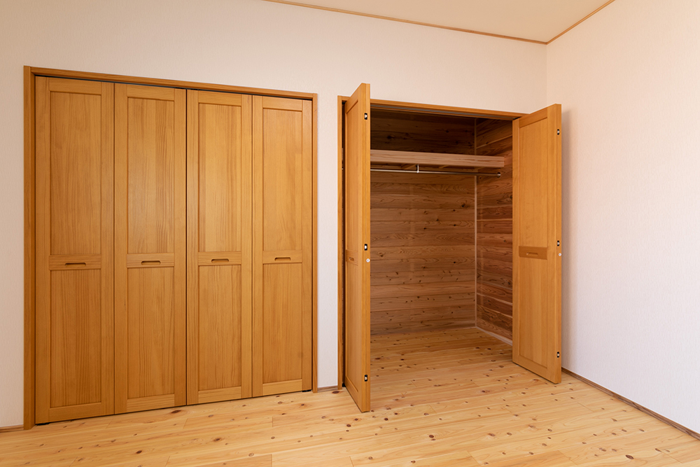 クローゼット中は杉の無垢材で、調湿効果も