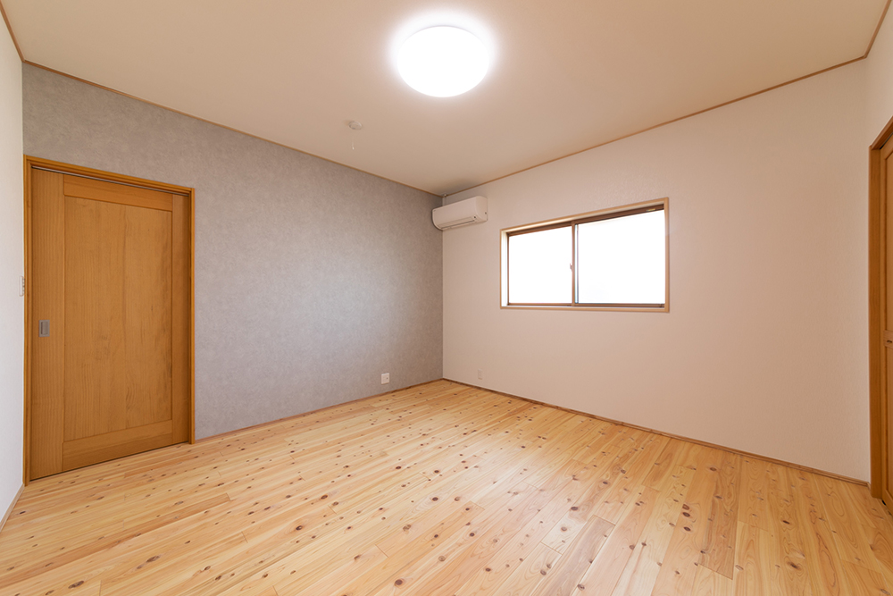 洋室の１面だけクロスを変えて、メリハリのある空間に