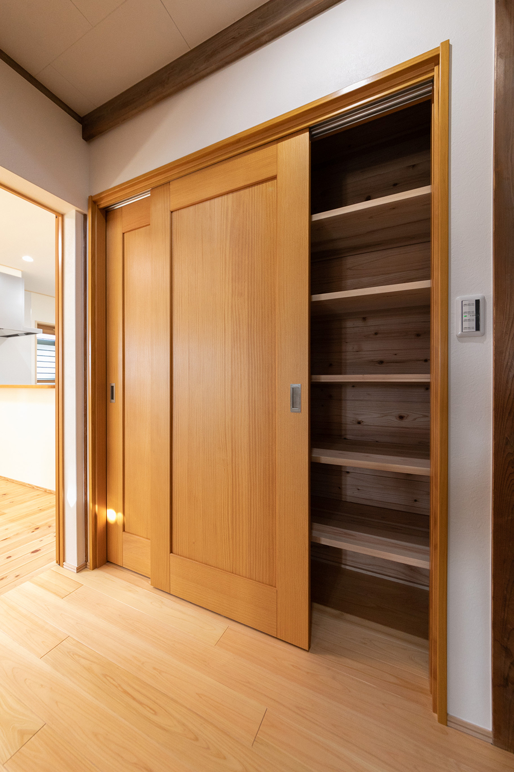 リビング横にも、大容量の収納を